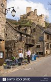 die-mittelalterliche-festung-belcastel-burg-mit-blick-auf-den-historischen-dorf-von-belcastel-...jpg